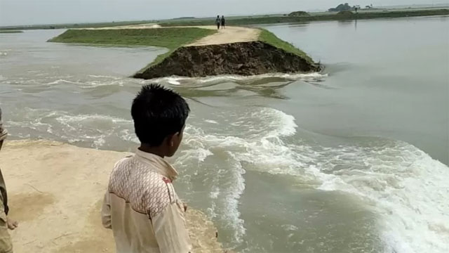 বাঁধ ভেঙ্গে হু হু করে ঢুকছে পানি। ছবি: সংগৃহীত