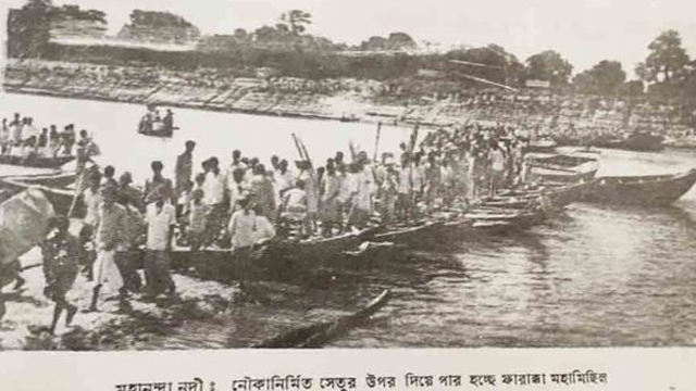 নৌকানির্মিত সেতুর ওপর দিয়ে পার হচ্ছে ফারাক্কা মহামিছিল। ছবি: সংগৃহীত