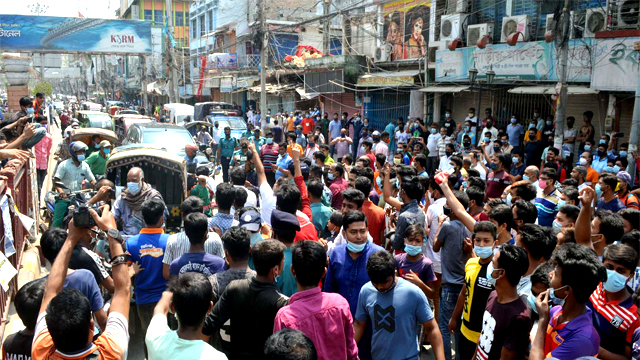 নগরীতে দোকান পাট খোলা রাখার দাবিতে  ব্যবসায়ীদের বিক্ষোভ 