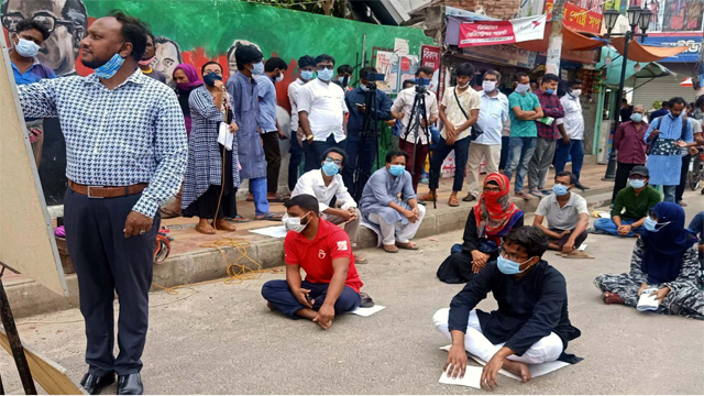 রাজপথে প্রতীকী ক্লাস নিচ্ছেন রাবি আরবি বিভাগের অধ্যাপক ড. ইফতেখারুল আলম মাসউদ