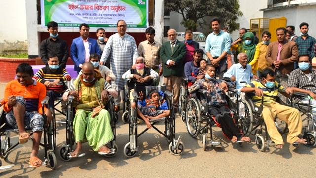  প্রতিবন্ধীদের মাঝে হুইল চেয়ার বিতরণ