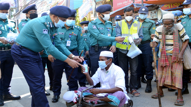 পুলিশের উদ্যোগে মাস্ক বিতরণ 