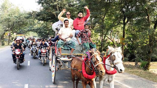 ঘোড়ার গাড়িতে চড়ে মনোনয়ন জমা 