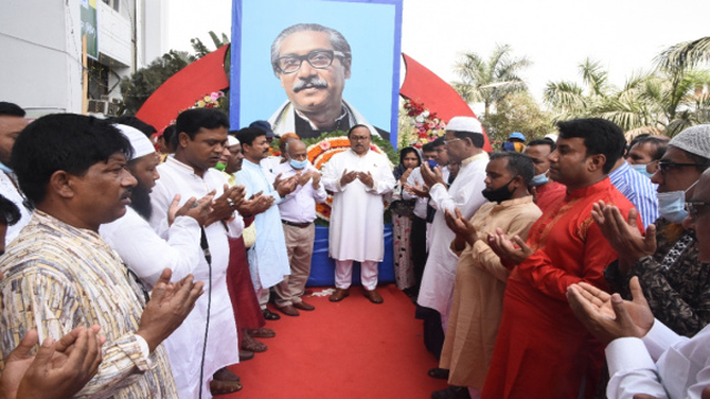 বঙ্গবন্ধুর প্রতিকৃতিতে পুষ্পস্তবক অর্পণ করেন রাসিক মেয়র ও কাউন্সিলরবৃন্দ