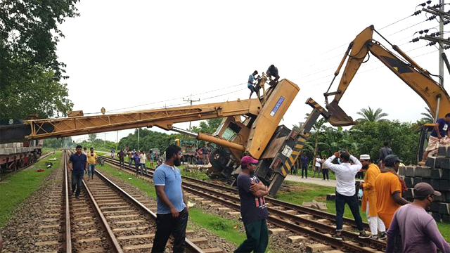 ক্রেন উল্টে ঢাকার সঙ্গে উত্তর ও দক্ষিণবঙ্গের রেল যোগাযোগ বিচ্ছিন্ন