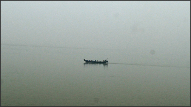 রাজশাহীতে তীব্র কুয়াশা পড়ছে। পানি আর কুয়াশা থেকে নদীর তীরকে  আলাদা করে চেনার উপায় নেই। নগরীর পদ্মা নদীর টি বাঁধ থেকে বেলা ১১ টার  দিকে ছবিটি ক্যামেরাবন্দী করেছেন সৌহরাব হোসেন সোহরাব   