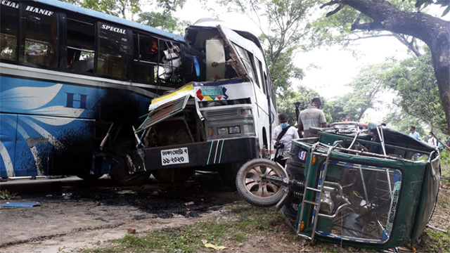 রাজশাহীতে দুই বাসের মুখোমুখি সংঘর্ষ 