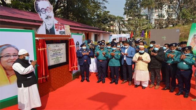 আরএমপি’র ‘অপারেশন কন্ট্রোল অ্যান্ড মনিটরিং সেন্টারসহ কিশোর গ্যাং ডিজিটাল ডাটাবেজ ও হ্যালো আরএমপি অ্যাপ’ এর আনুষ্ঠানিক উদ্বোধন করেন পুলিশ মহাপরিদর্শক বেনজীর আহমেদ 