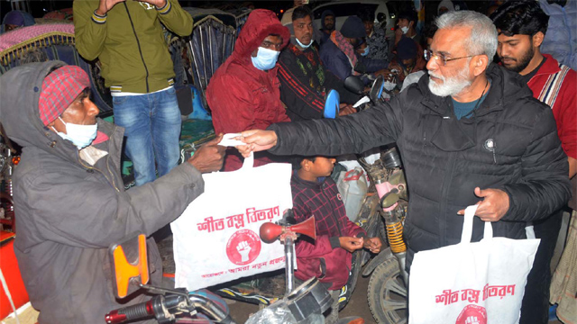 নগরীতে ভাসমান ও শীতার্ত মানুষের মাঝে শীত বস্ত্র বিতরণ