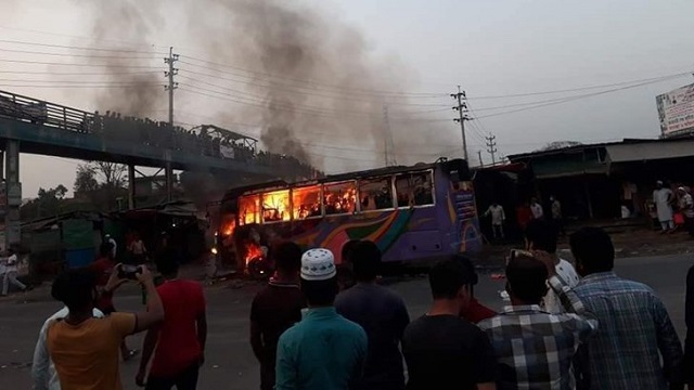 ঢাকা-চট্টগ্রাম মহাসড়কে চলন্ত বাসে আগুন: নিহত ২, দগ্ধ ১৫