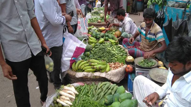 নগরীর বাজার গুলোতে হঠাৎ ভিড়, দামও চড়া