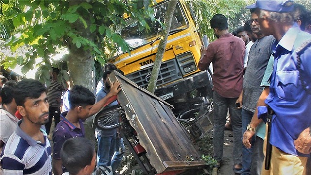 পাবনায় ট্রাকের সংঘর্ষে নিহত ৩