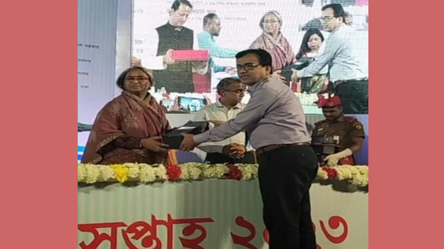 শিক্ষা মন্ত্রী ডা:দীপু মনি এমপির হাত থেকে পুরস্কার গ্রহণ করছেন অধ্যক্ষ মোঃ ওমর ফারুক।
