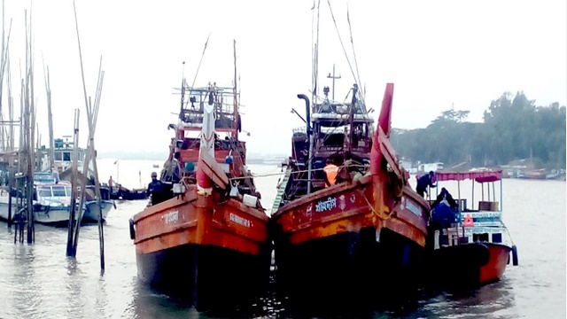 বাংলাদেশে ঢুকে মাছ শিকারের সময় ট্রলারসহ ২৮ ভারতীয় জেলে আটক