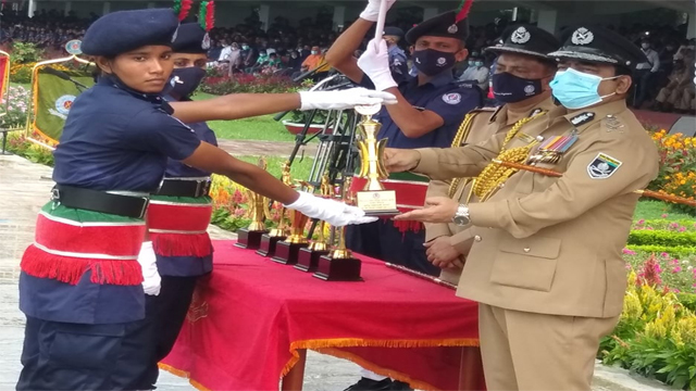 ৩৮তম ক্যাডেট এসআই ব্যাচের প্রশিক্ষণ সমাপনী কুচকাওয়াজ অনুষ্ঠানে প্রশিক্ষনার্থীদের মাঝে ক্রেস্ট তুলে দিচ্ছেন আইজিপি ড. বেনজীর আহমেদ