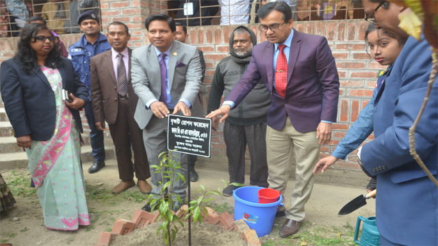 রাজশাহী পলিটেকনিক ইনস্টিটিউটে বৃক্ষ রোপনের সময় উপস্থিত ছিলেন ইনস্টিটিউটের অধ্যক্ষ মোঃ ওমর ফারুক