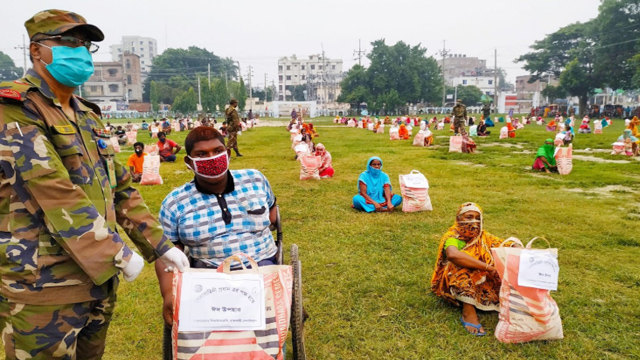  দরিদ্র মানুষের মাঝে খাদ্যসামগ্রী বিতরণ