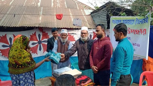 পবা থানা জামায়াতের শীতবস্ত্র বিতরণ