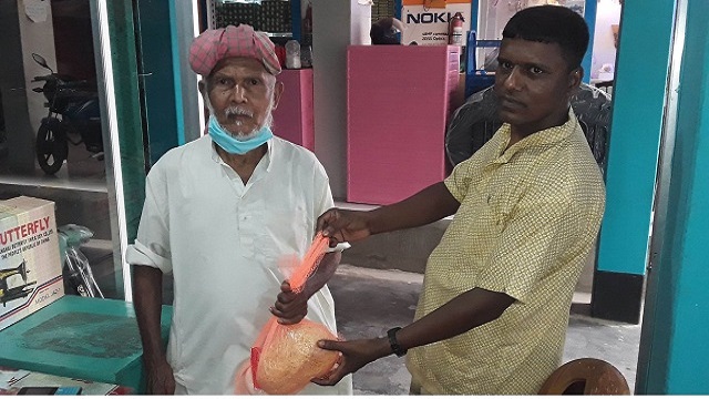 বাঘায় বাড়ি বাড়ি গিয়ে ঈদসামগ্রী বিতরণ পত্রিকা বিক্রেতার
