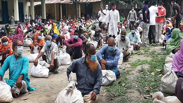 ত্রাণসামগ্রী বিতরণ। ছবি- প্রতিনিধি