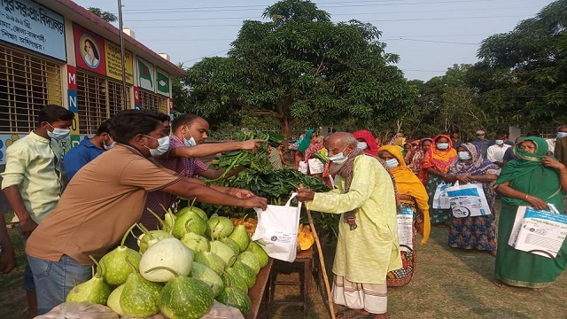 বাঘায় বিনামূল্যে সবজি বিতরণ করেছে ছাত্রলীগ