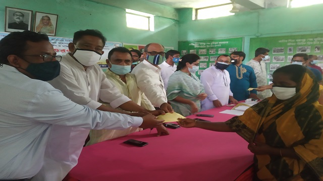   বাঘায় বিভিন্ন তহবিলের নগদ অর্থ ও চেক বিতরণ 
