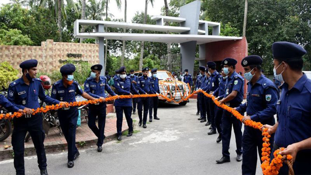 পুলিশ সদস্যরা সদ্য বিদায়ী ডিআইজির গাড়ি ফুলের রশি দিয়ে টেনে বিদায় দেন 