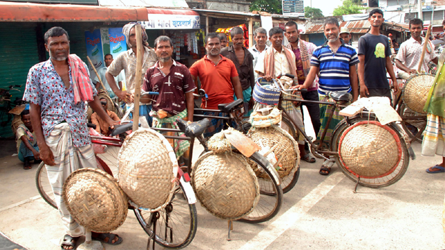 করোনায় বিপর্যস্ত রাজশাহীর শ্রমিকরা