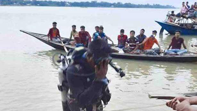 নিখোঁজ শিক্ষার্থীর লাশের খোঁজে বিলে অভিযান চালায় ডুবুরি