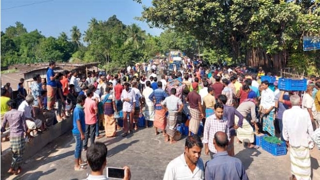 পুঠিয়ায় ‘ঢলন’ না দেয়ায় কৃষিপণ্য কিনছে না ব্যবসায়ীরা