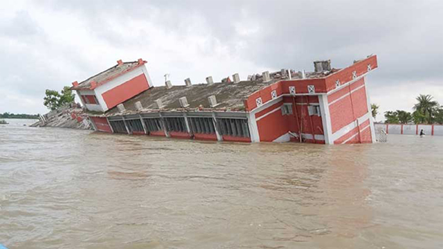 পদ্মার ভাঙনে নদী গর্ভে  তিনতলা স্কুল 