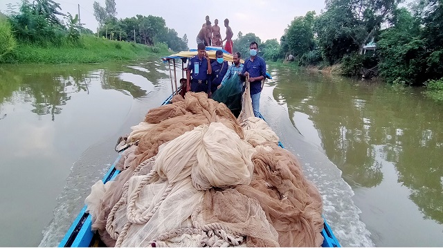 চলনবিলে ৫টি বানার বেড়া অপসারণ, ৯টি জাল আটক