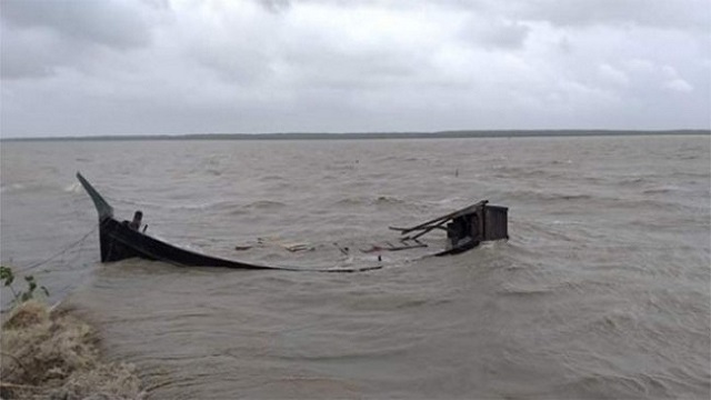 চরফ্যাশনে সাগরে ট্রলার ডুবি: ২১ জেলে নিখোঁজ