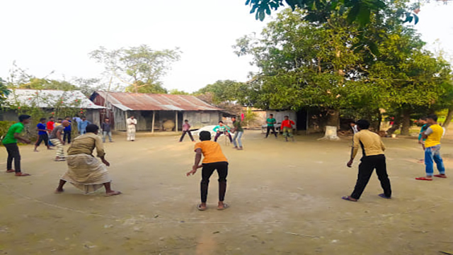 ক্ষুদ্র নৃ-গোষ্ঠীর বাচ্চারা বাড়ির আঙিনাকেই খেলার মাঠ হিসেবে ব্যবহার করে 