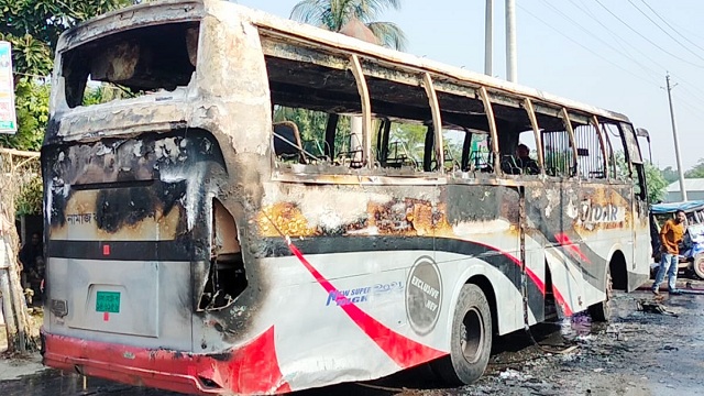 যুবক নিহত, বাসে আগুন দিল জনতা