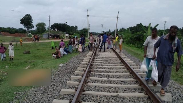 মেহেদির রং শুকানোর আগেই রক্তে লাল