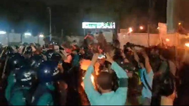 শাহবাগের বিক্ষোভে পুলিশের লাঠিপেটা