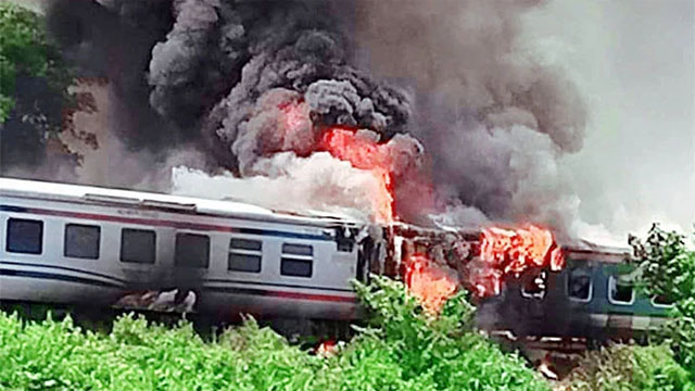 পারাবত ট্রেনে আগুন, ঢাকা-সিলেট রেল যোগাযোগ বন্ধ