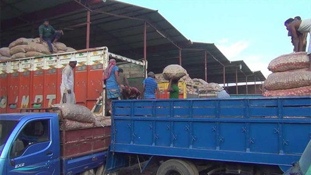 পেঁয়াজ কিনতে ভয় পাচ্ছেন পাইকাররা