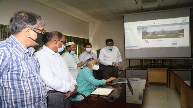 ফেসবুক পেজের কার্যক্রম উদ্বোধন করছেন উপাচার্য 